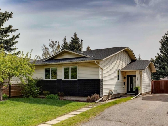 68 Woodmont Rise SW, Calgary, Alberta, T2W 4L5