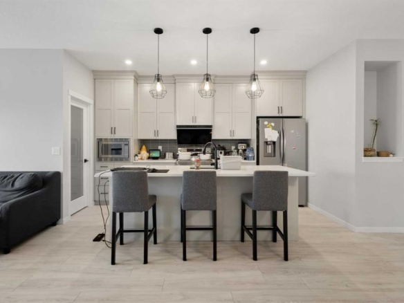 22 Edith Manor NW, Calgary, Alberta, T3R 1Y7