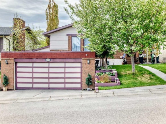 43 Beaconsfield Way NW, Calgary, Alberta, T3K 1W9