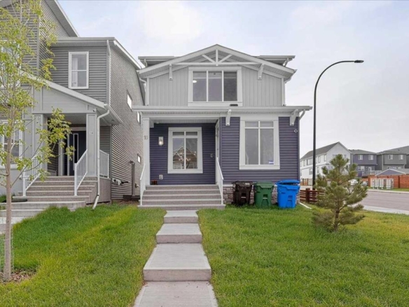 10 Lucas Close NW, Calgary, Alberta, T3P1Z5