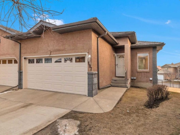 197 Royal Crest View NW, Calgary, Alberta, T3G 5W4