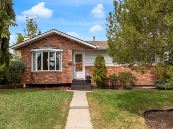 77 Hogarth Crescent SW, Calgary, Alberta, T2V3A8