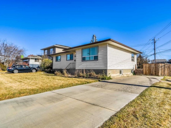 3452 37 Street SW, Calgary, Alberta, T3E 3C1