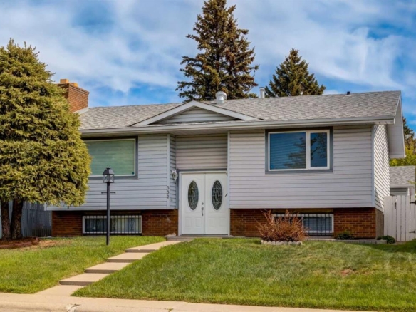 332 Pinemont Road NE, Calgary, Alberta, T1Y1V7