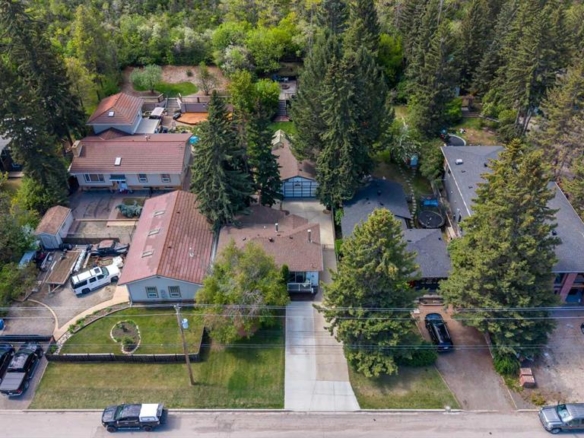 8927 33 Avenue NW, Calgary, Alberta, T3B 1M2