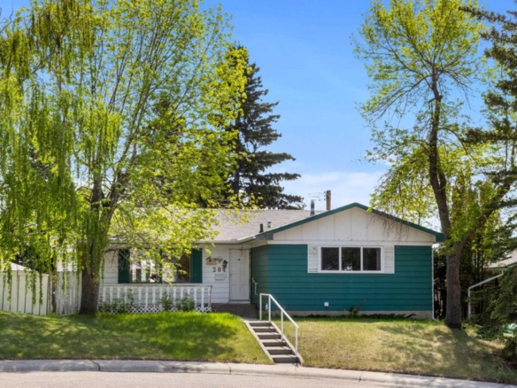 204 Dalgetty Bay NW, Calgary, Alberta, T3A 1K1