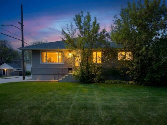 2203 9 Avenue NW, Calgary, Alberta, T2N 1E8