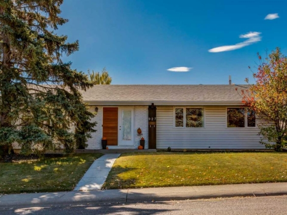 927 124 Avenue SW, Calgary, Alberta, T2W 1T2