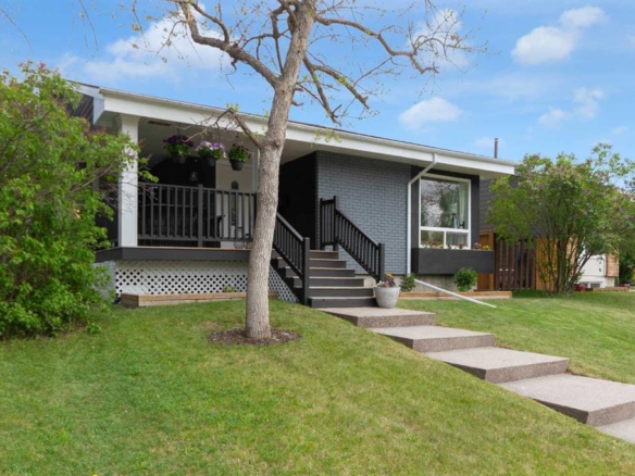15 Woodglen Road SW, Calgary, Alberta, T2W4N8