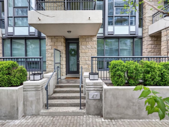 47 Waterfront Mews SW, Calgary, Alberta, T2P0W3